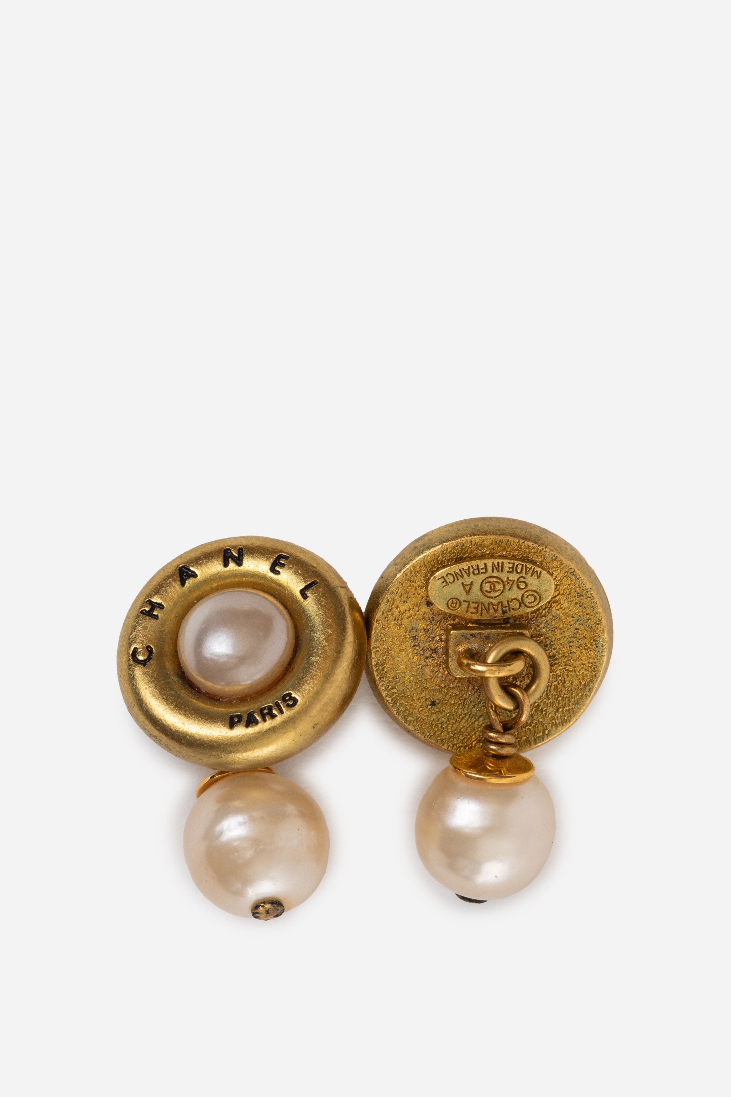 Pre-Owned Chanel 1994 Faux Pearl Logo Cufflinks