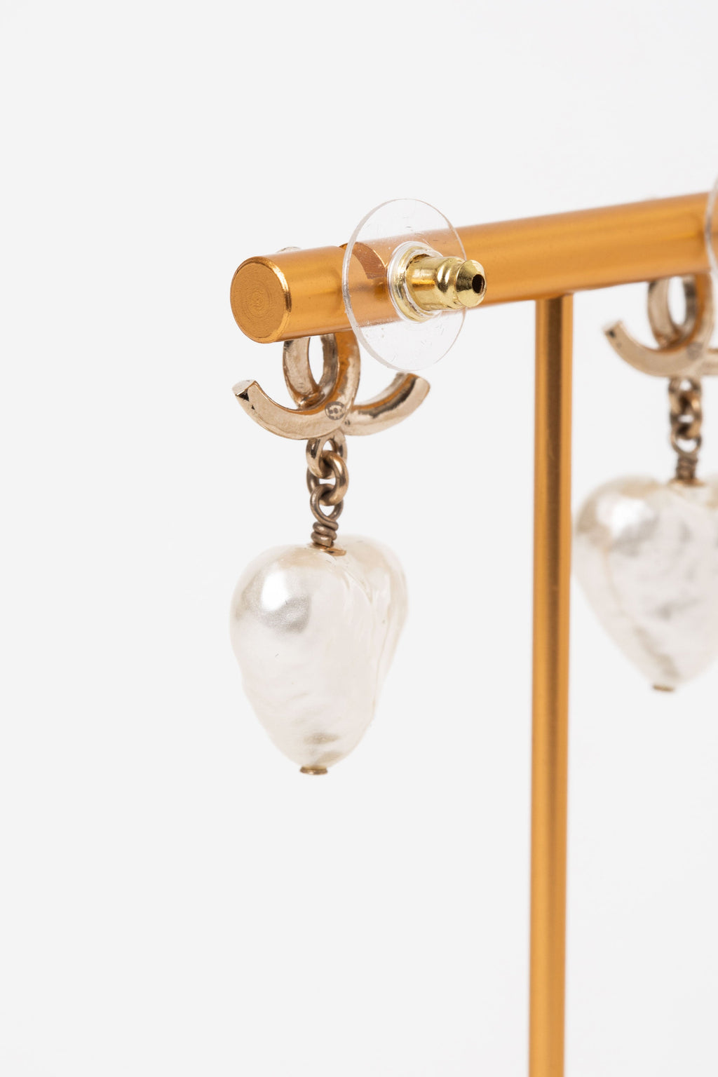 Pre-Owned Chanel 2024 Gold-Tone Pearl CC Heart Drop Earrings