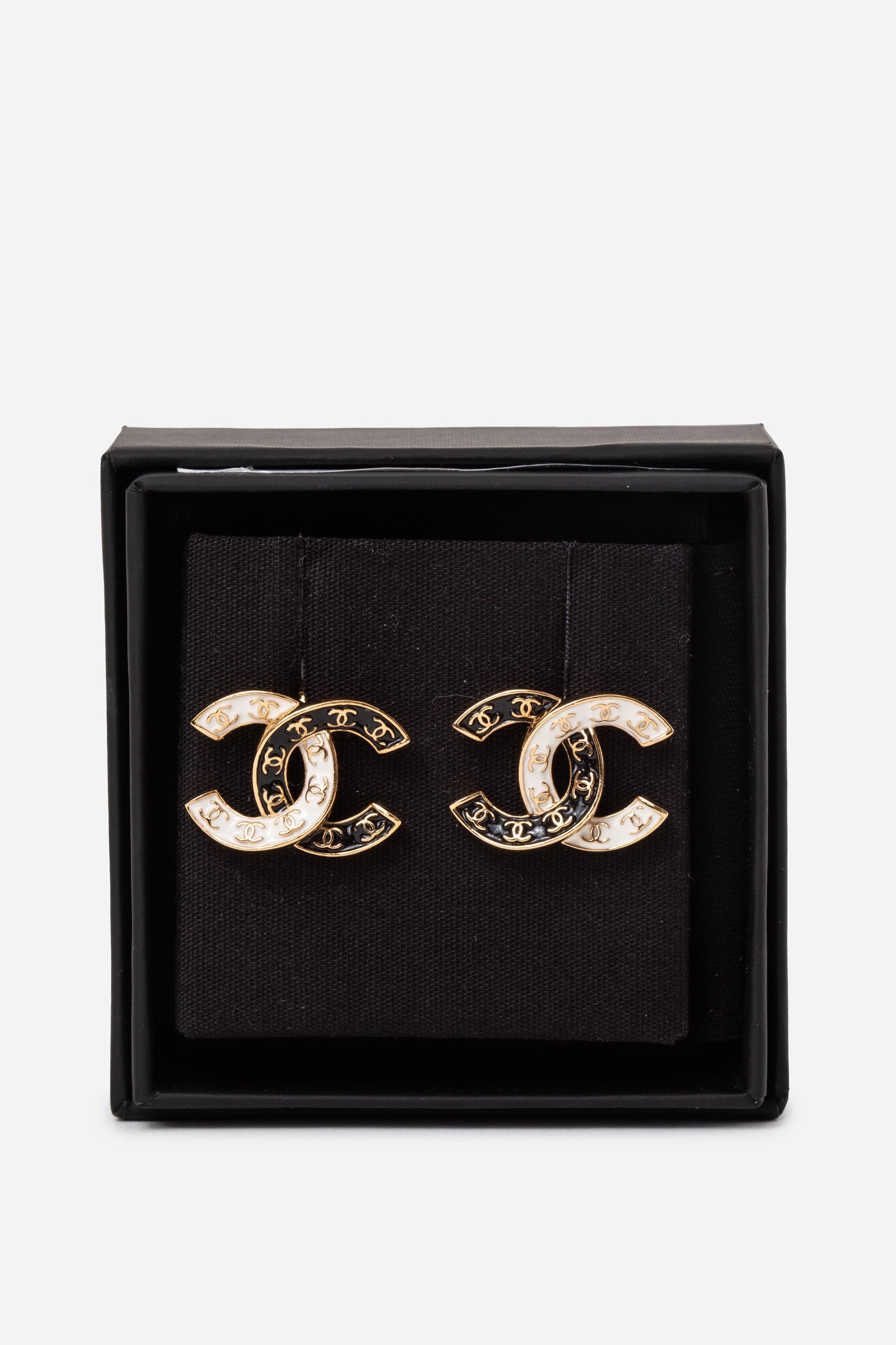 Pre-Owned Chanel 24P CC Enamel Earrings
