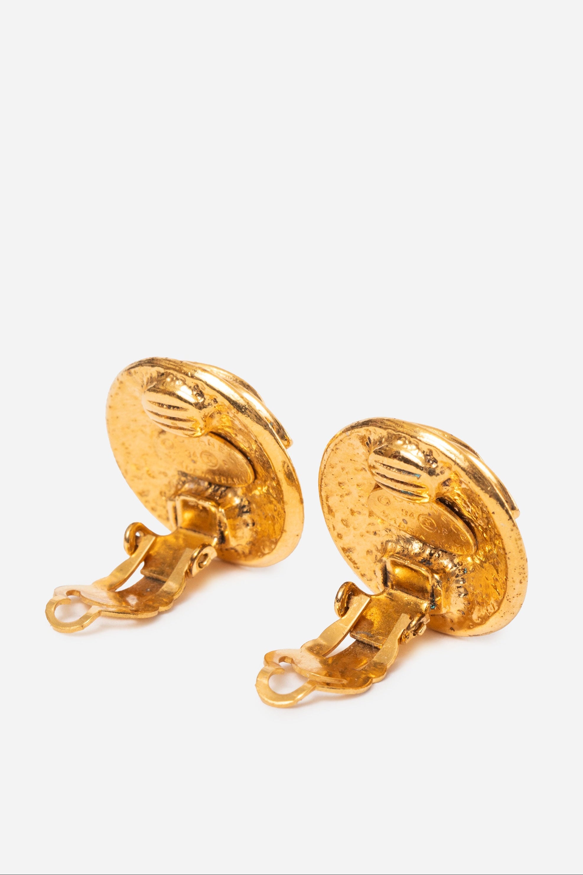 Pre-Owned Chanel Round CC earrings Clip-on