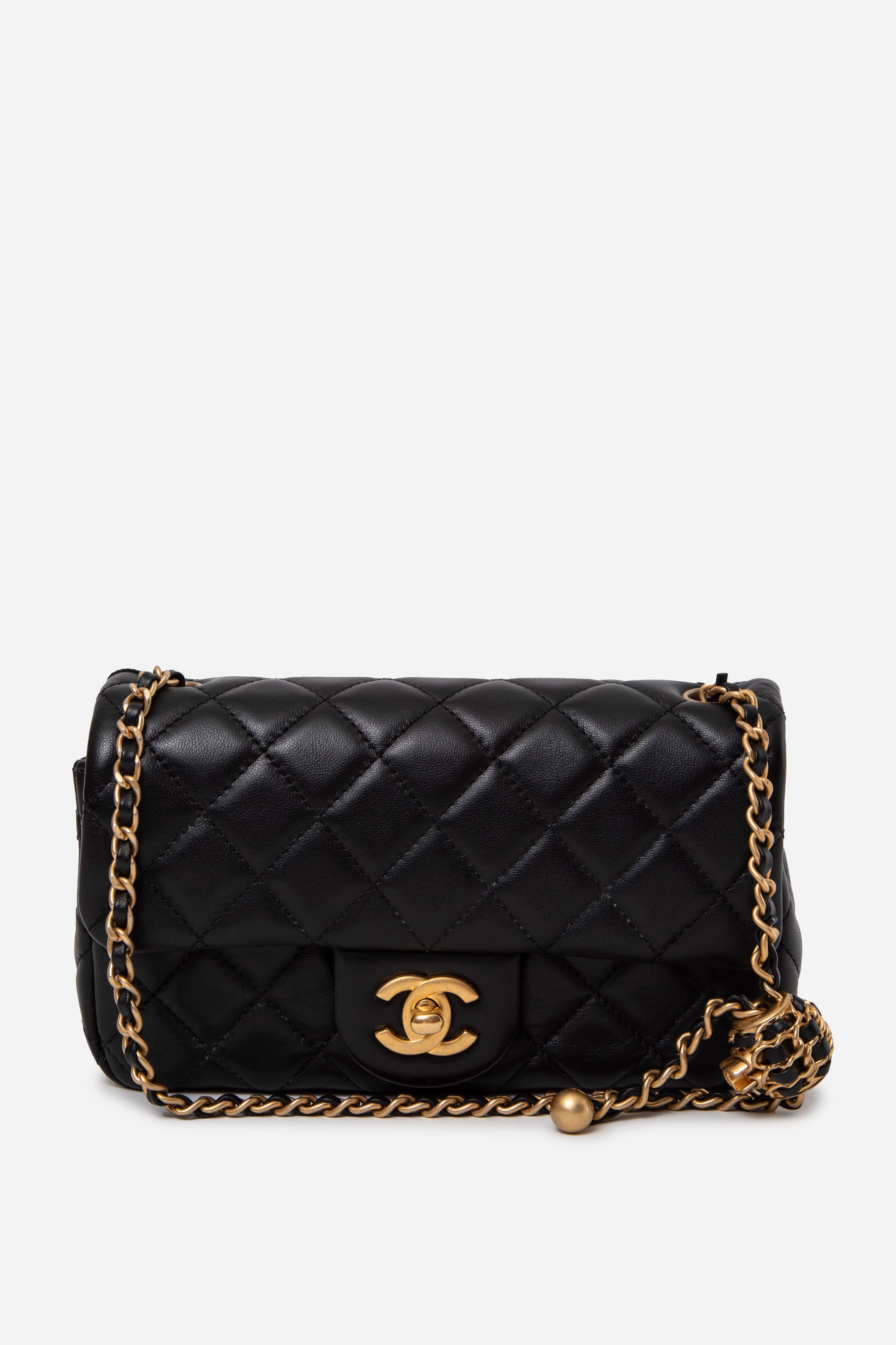 Pre-Owned CHANEL 2022 Lambskin Quilted CC Leather Pearl Crush Mini Rectangular Flap Black