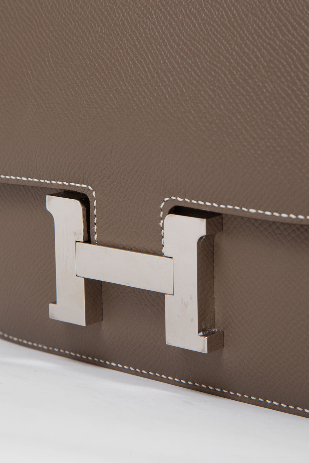 Hermès 2023 Etoupe Epsom Leather Constance 18 PHW