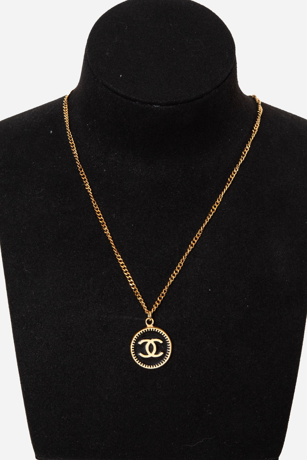Pre-Owned Chanel 2001 Button CC Logo Necklace