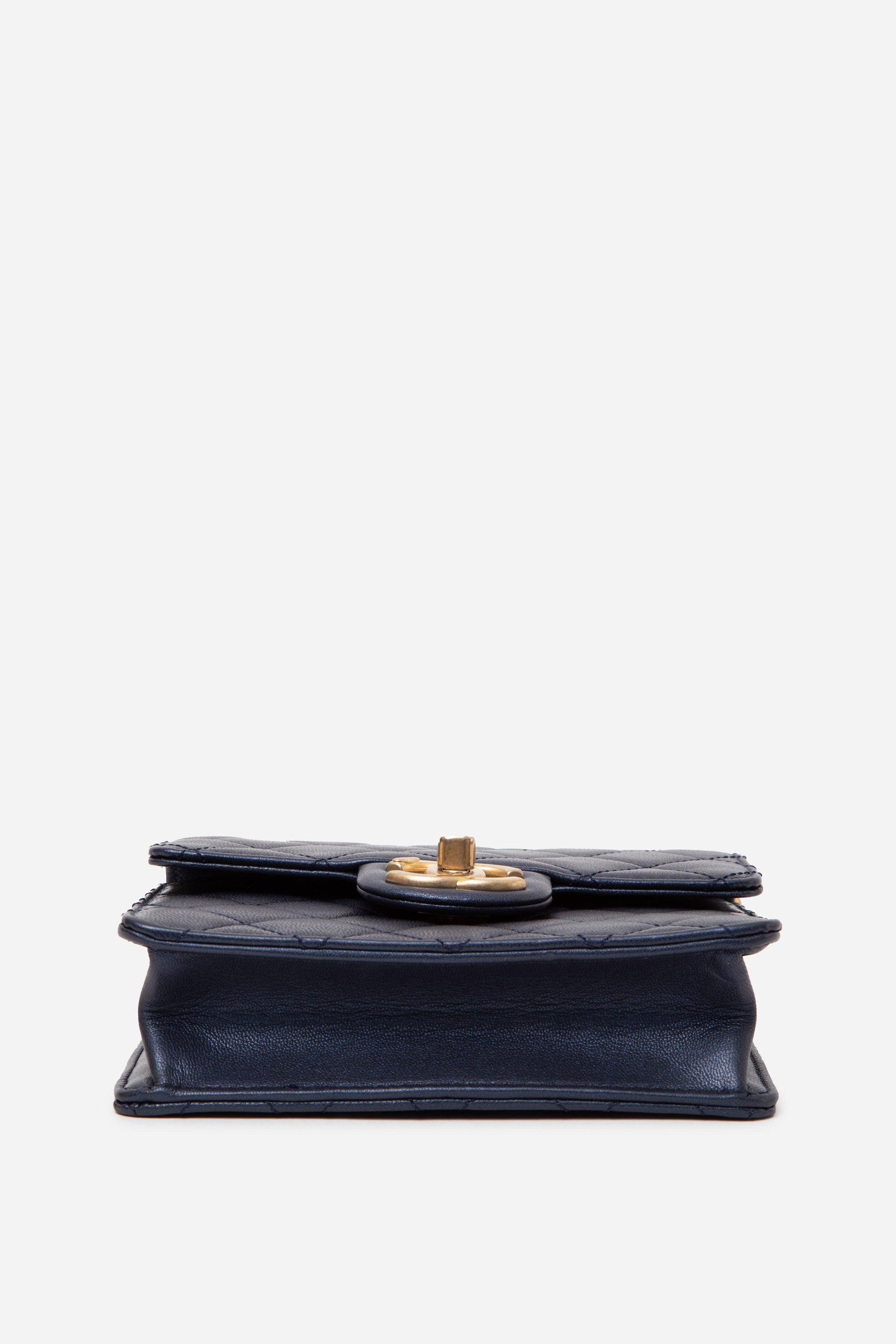 Pre-Owned Chanel 2019 Navy Lambskin Samll Pearl Flap Crossbody Bag