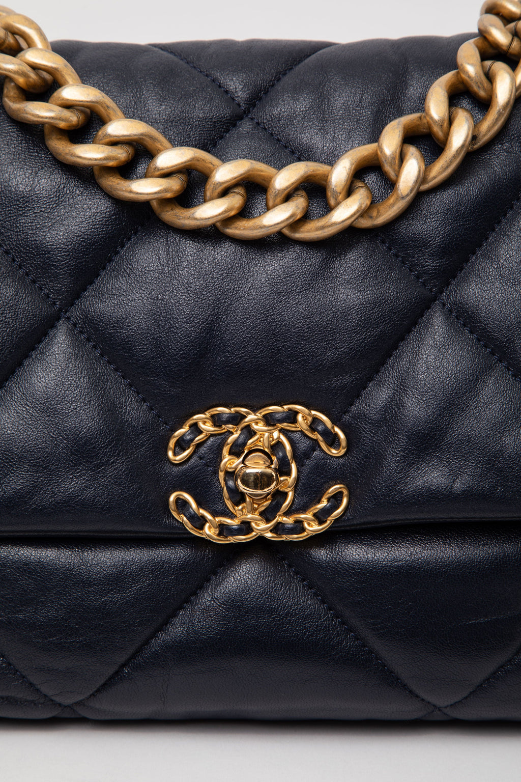 Pre-Owned CHANEL 2020 Navy Lambskin Medium 19 Hand Bag