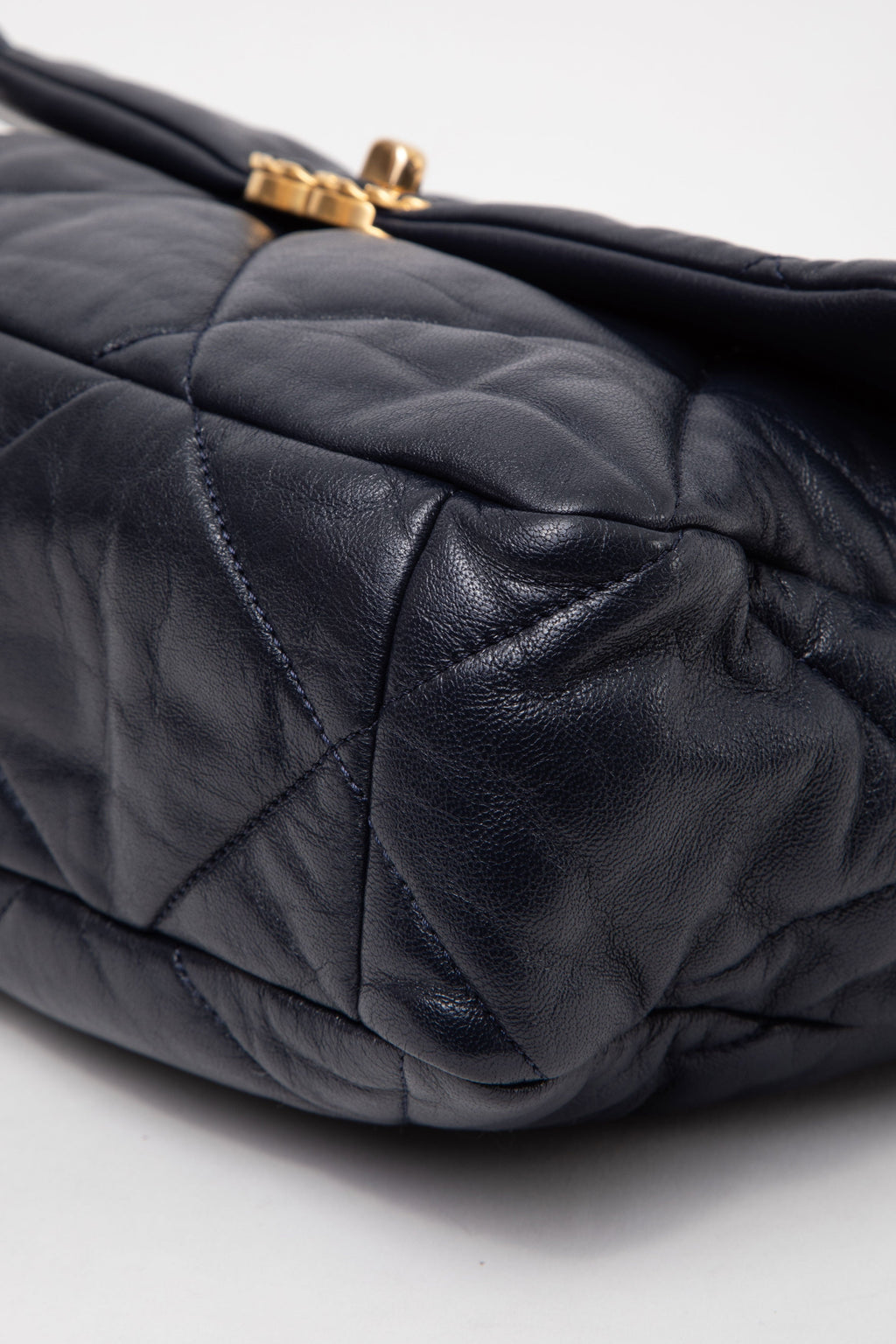 Pre-Owned CHANEL 2020 Navy Lambskin Medium 19 Hand Bag