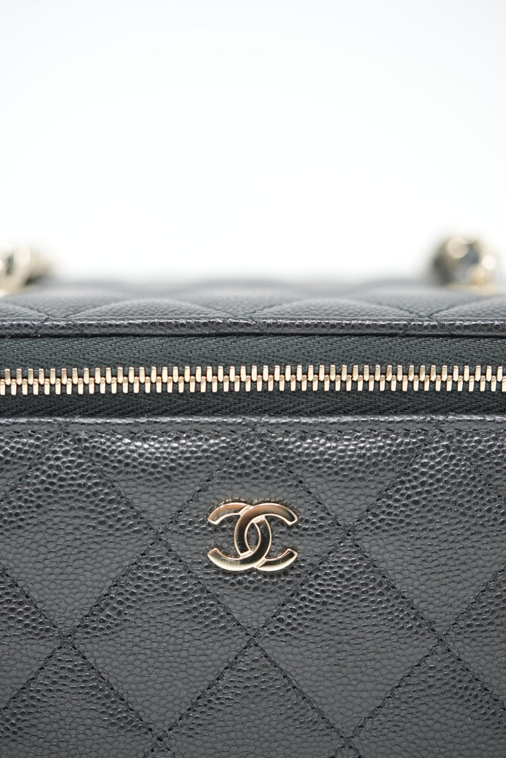 Pre-Owned Chanel 2023-2024 Caviar Long Vanity Case Crossbody