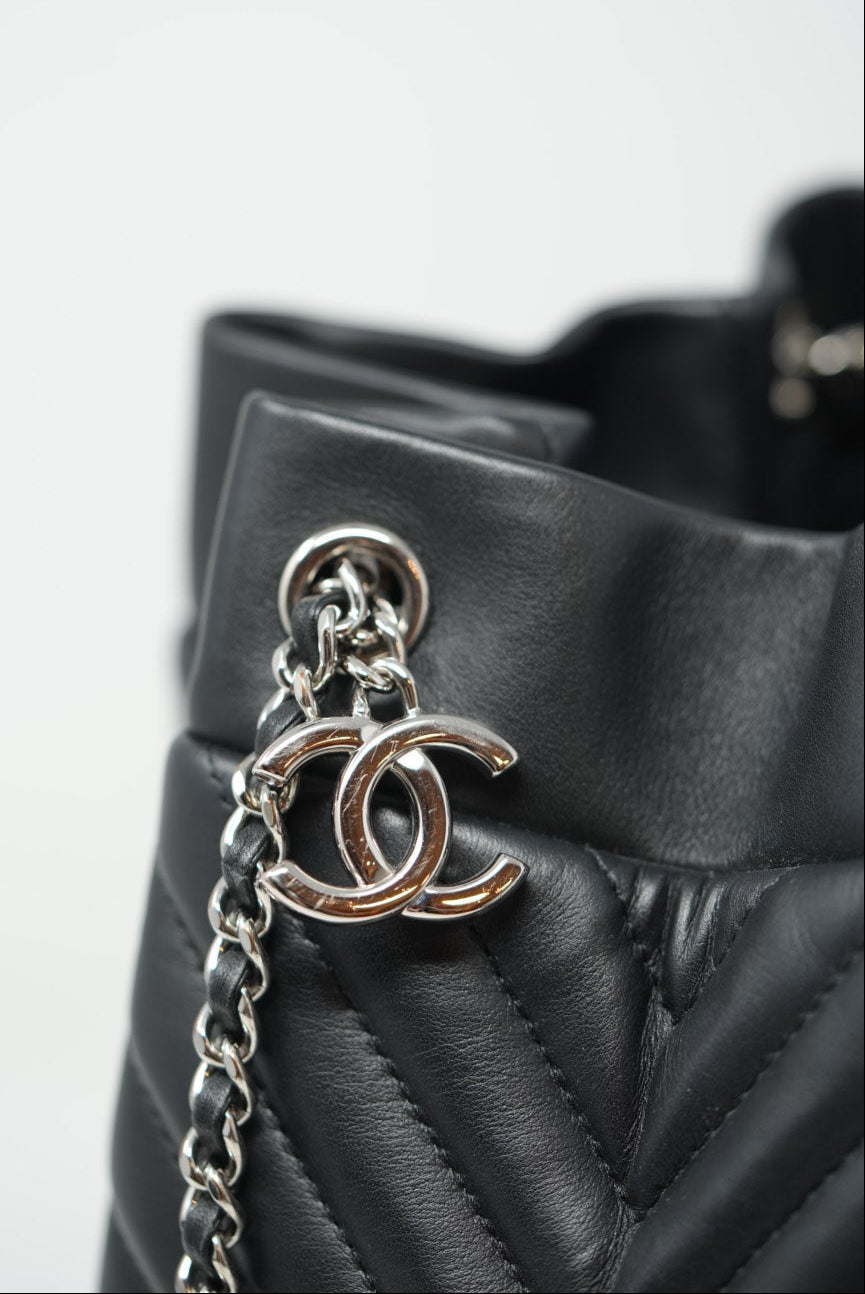 Pre-owned Chanel Black Calfskin Chevron Urban Spirit Bucket Bag