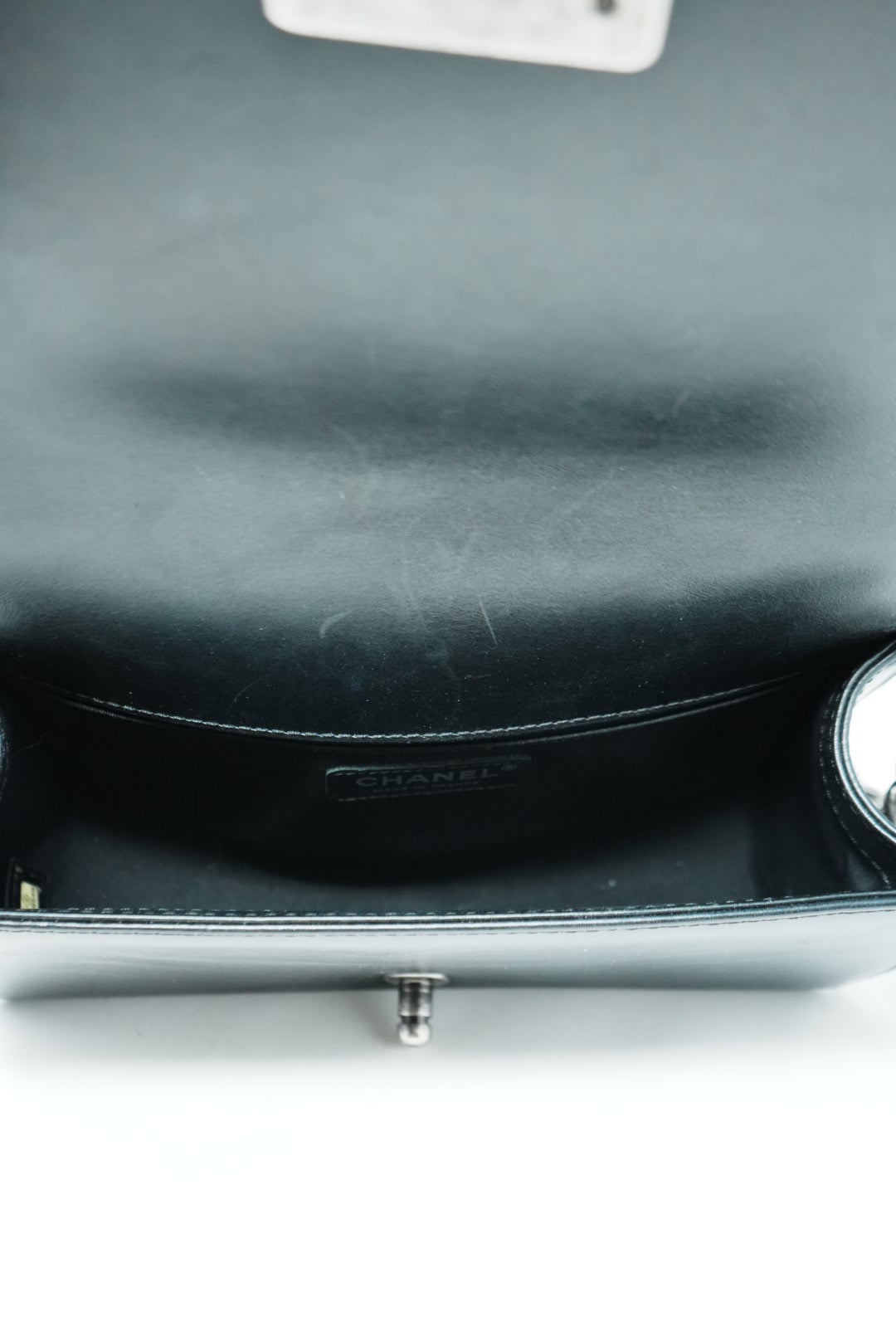 Pre-Owned Chanel Black Medium Boy Flap Bag with Handle