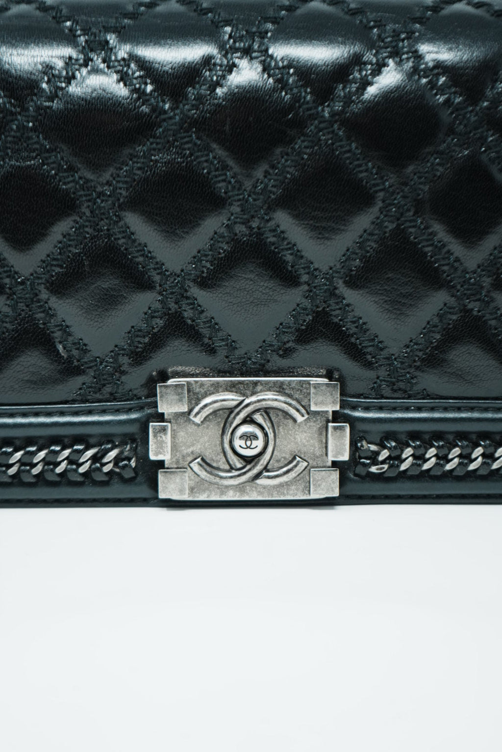 Pre-Owned Chanel Black Medium Boy Flap Bag with Handle