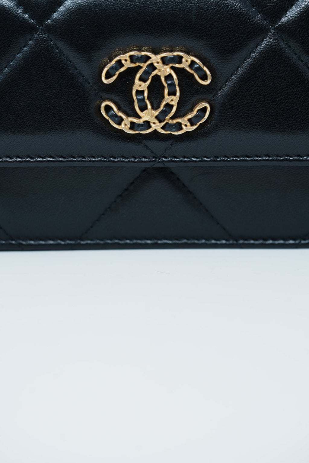 Pre-Owned Chanel 19 Black Lambskin Clutch with Chain