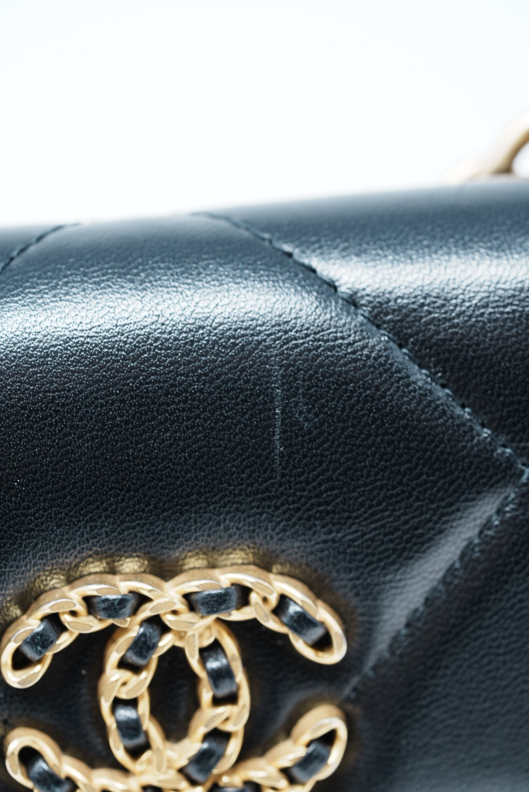 Pre-Owned Chanel 19 Black Lambskin Clutch with Chain