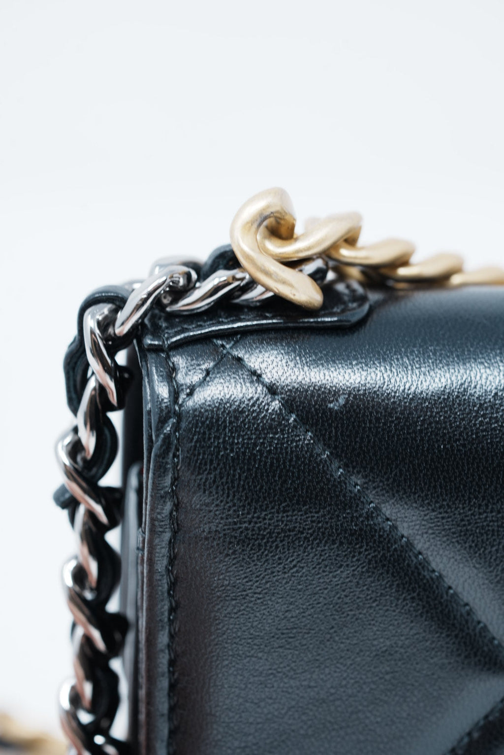 Pre-Owned Chanel 19 Black Lambskin Clutch with Chain