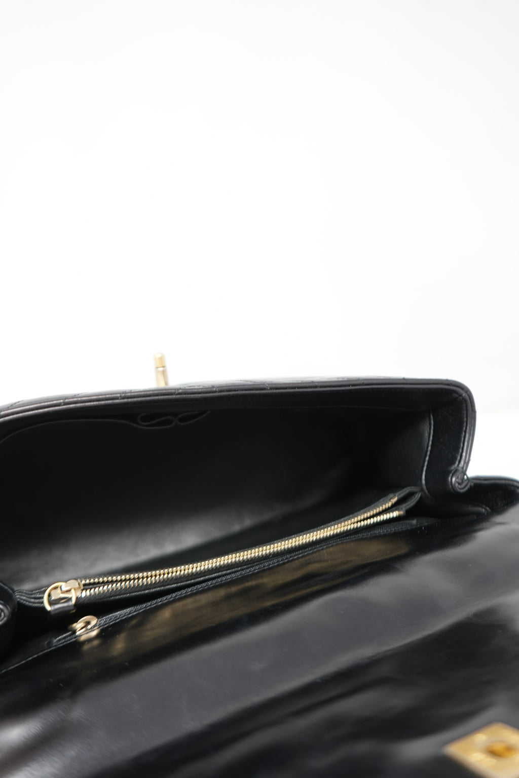 Pre-Owned Chanel Black Medium Chevron Coco Handle With Strap