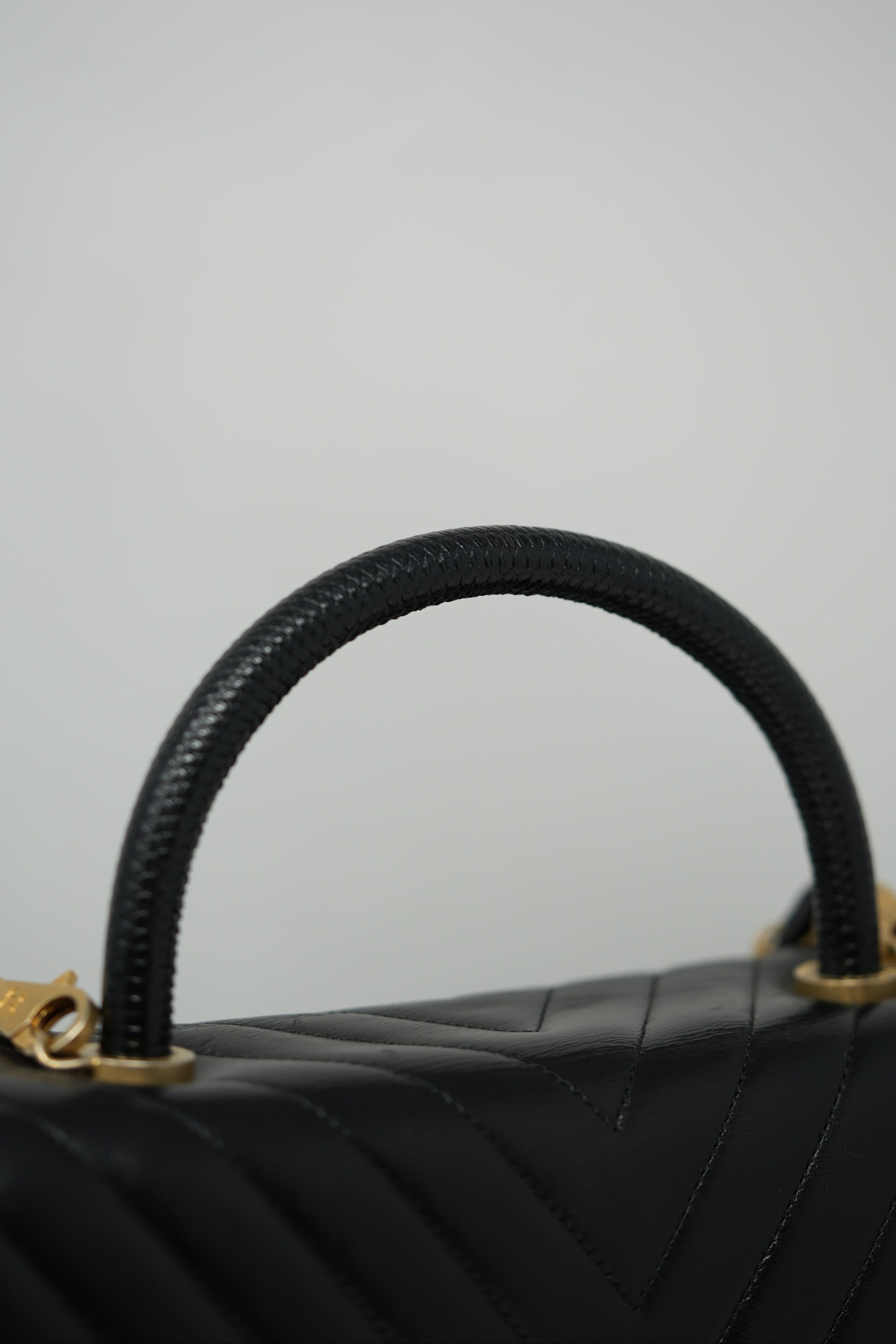Pre-Owned Chanel Black Medium Chevron Coco Handle With Strap