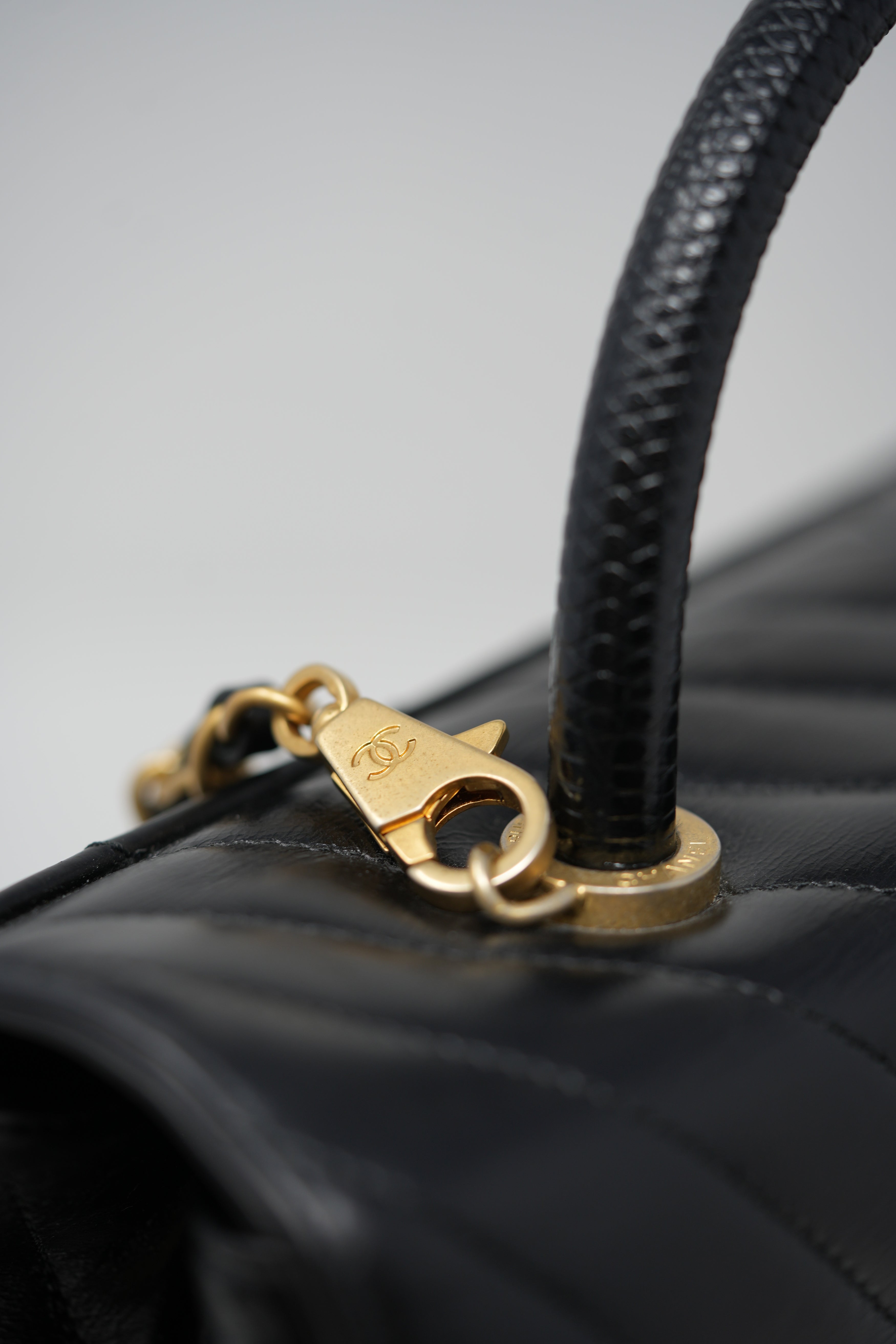 Pre-Owned Chanel Black Medium Chevron Coco Handle With Strap