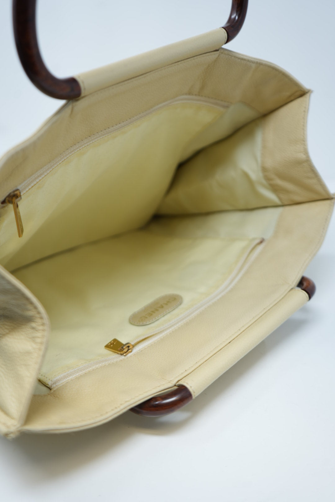 Pre-Owned Chanel 2000-2002 Beige Wood Handle Handbag