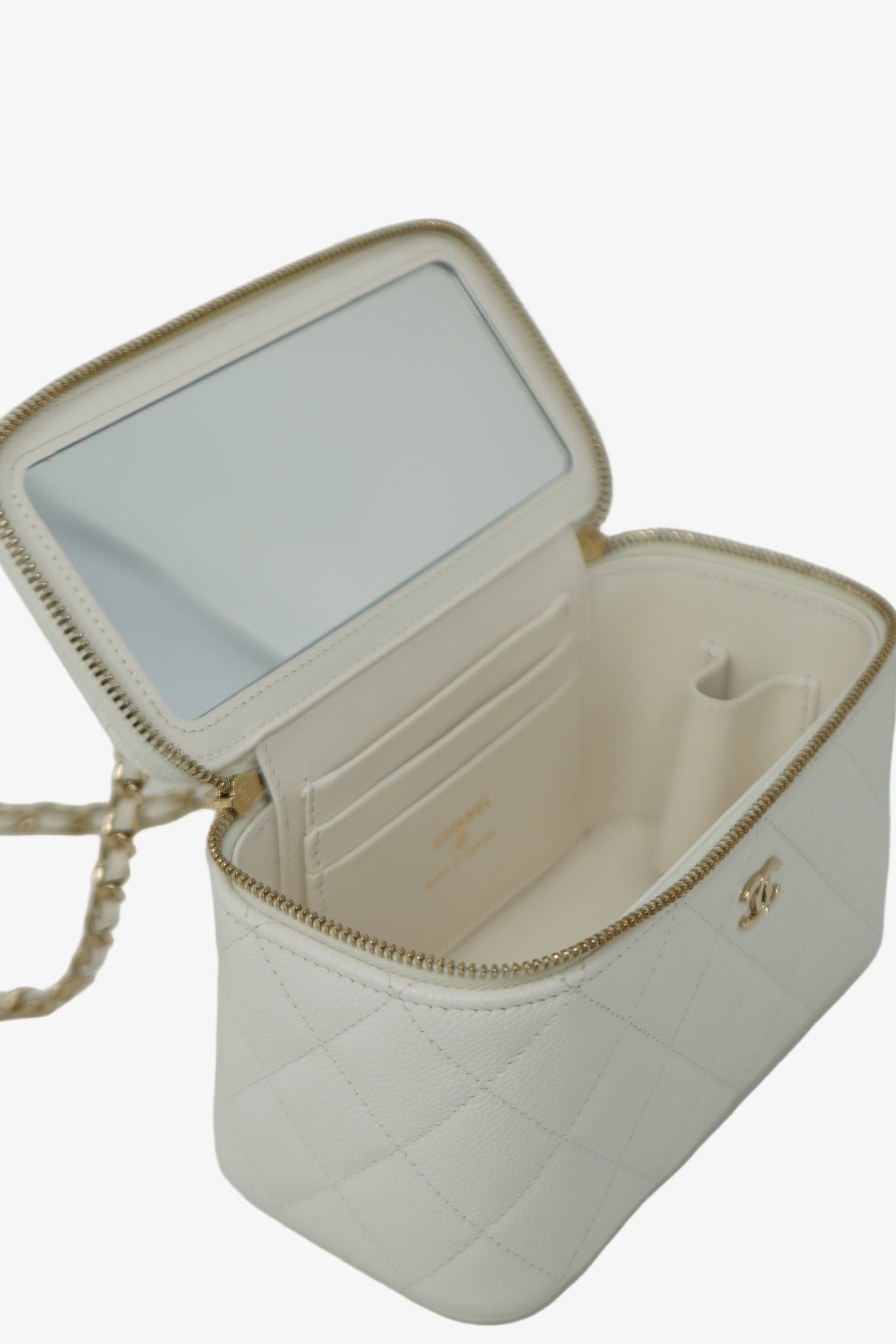 Pre-Owned Chanel White Caviar Leather Vanity With Chain