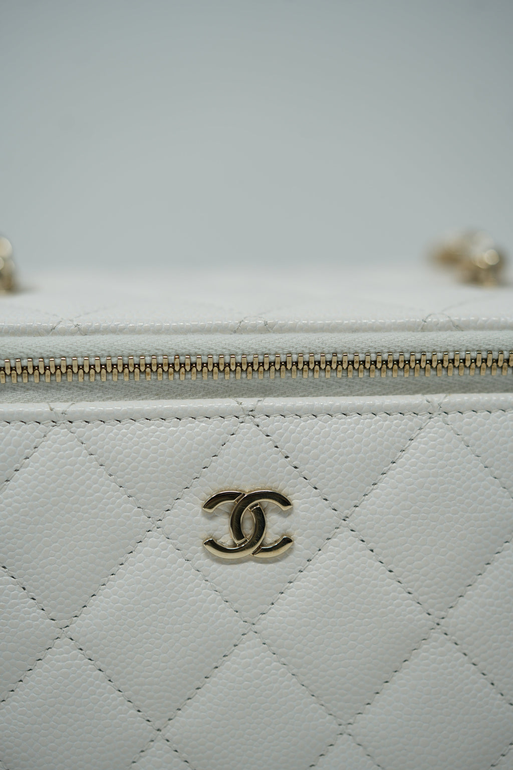 Pre-Owned Chanel White Caviar Leather Vanity With Chain