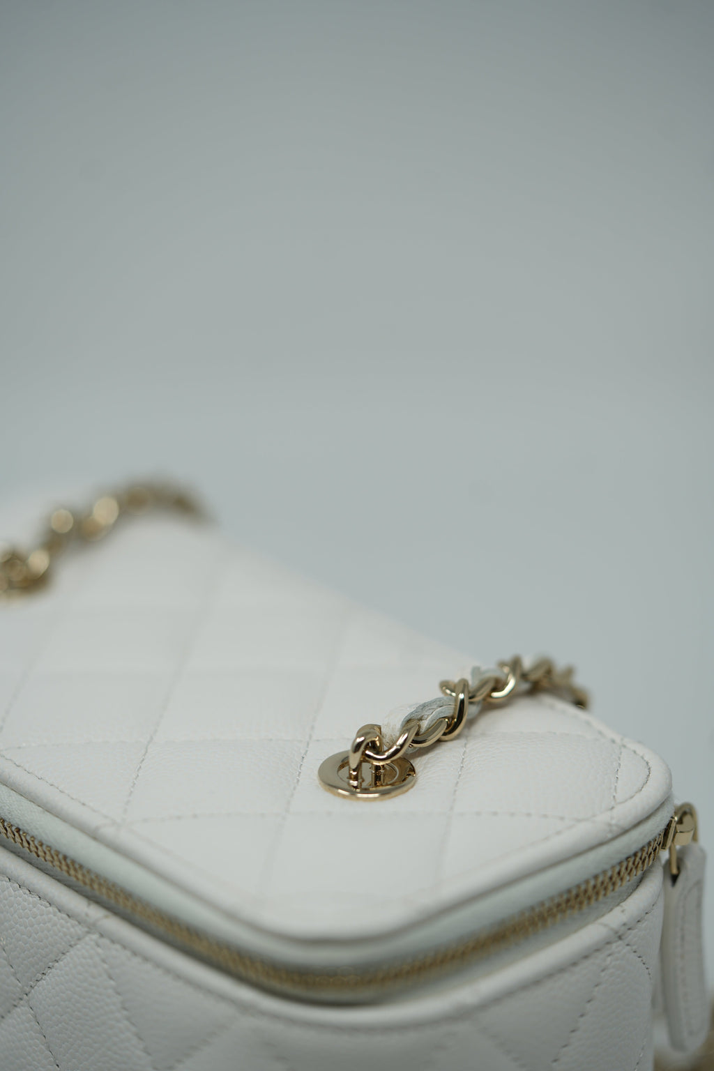 Pre-Owned Chanel White Caviar Leather Vanity With Chain