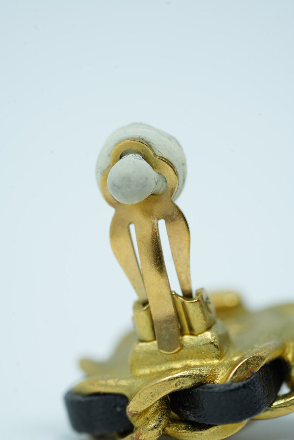 Pre-Owned Chanel 1994 Pearl Flower Earrings Clip-On