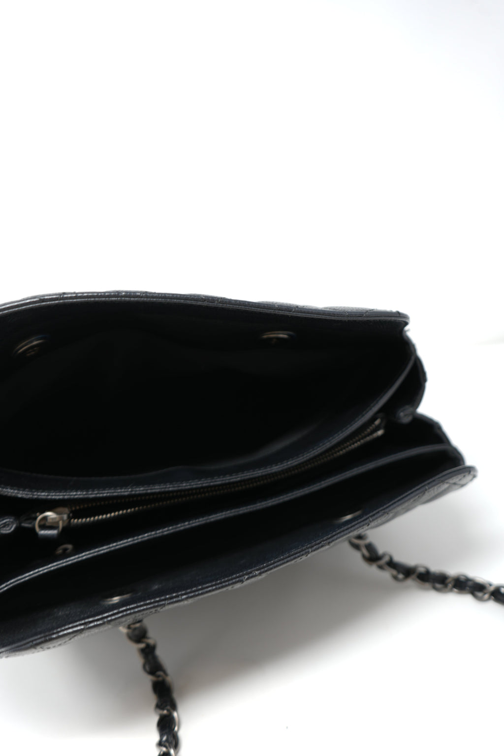 Pre-Owned 2015–2016 Chanel Black Caviar Quilted Shopping Bag