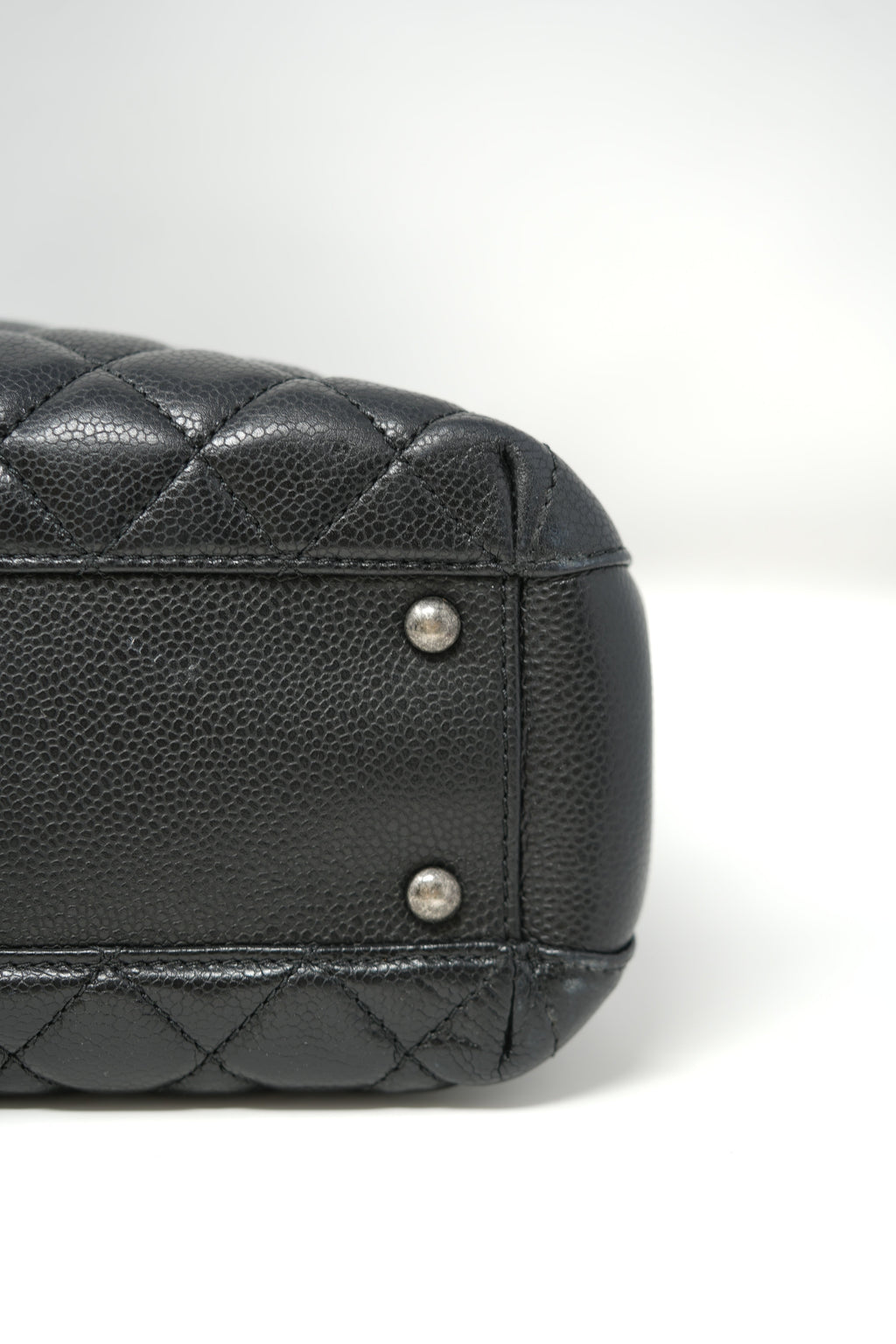 Pre-Owned 2015–2016 Chanel Black Caviar Quilted Shopping Bag