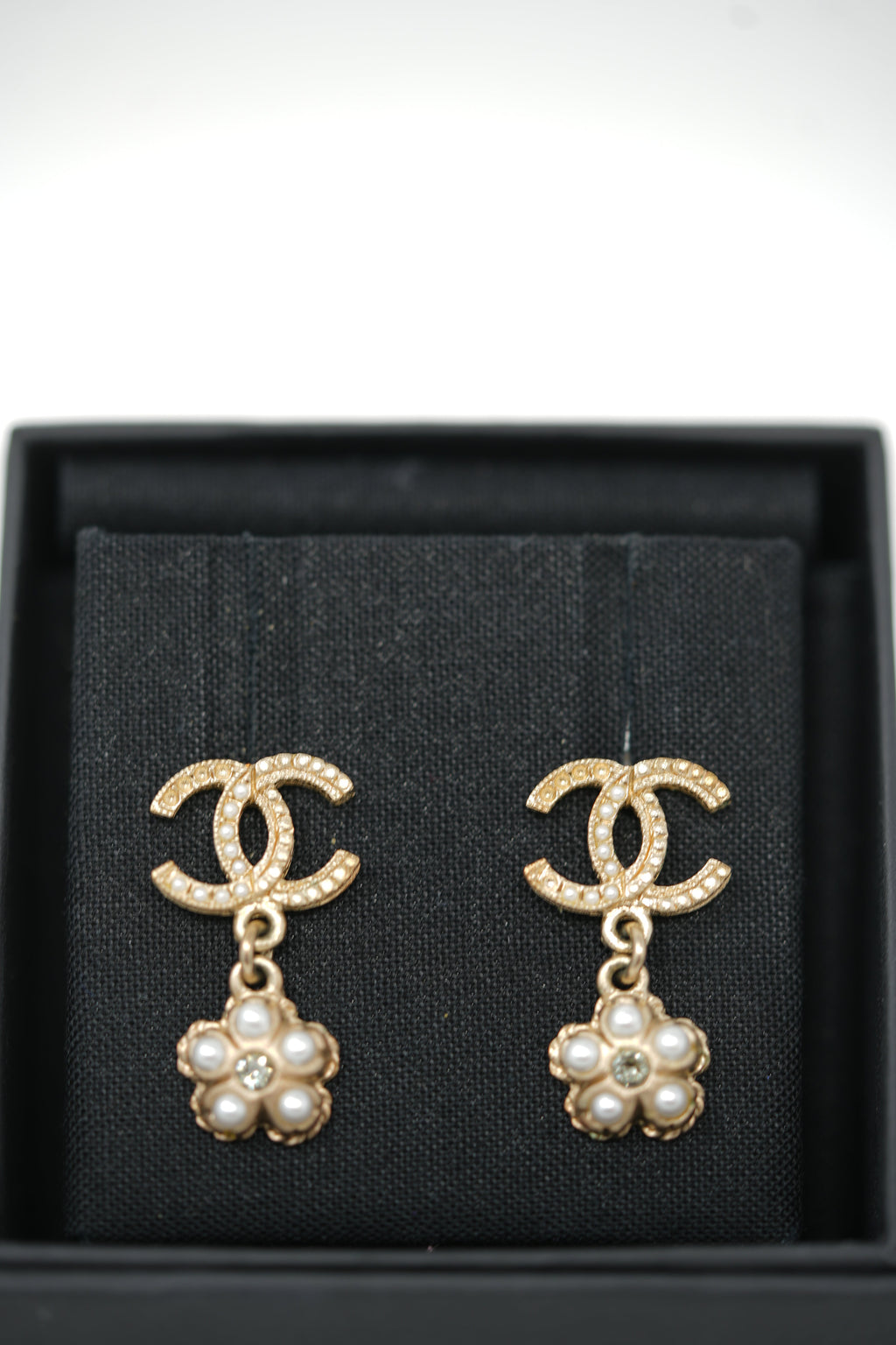 Pre-Owned Chanel 2016 Faux Pearl Earrings