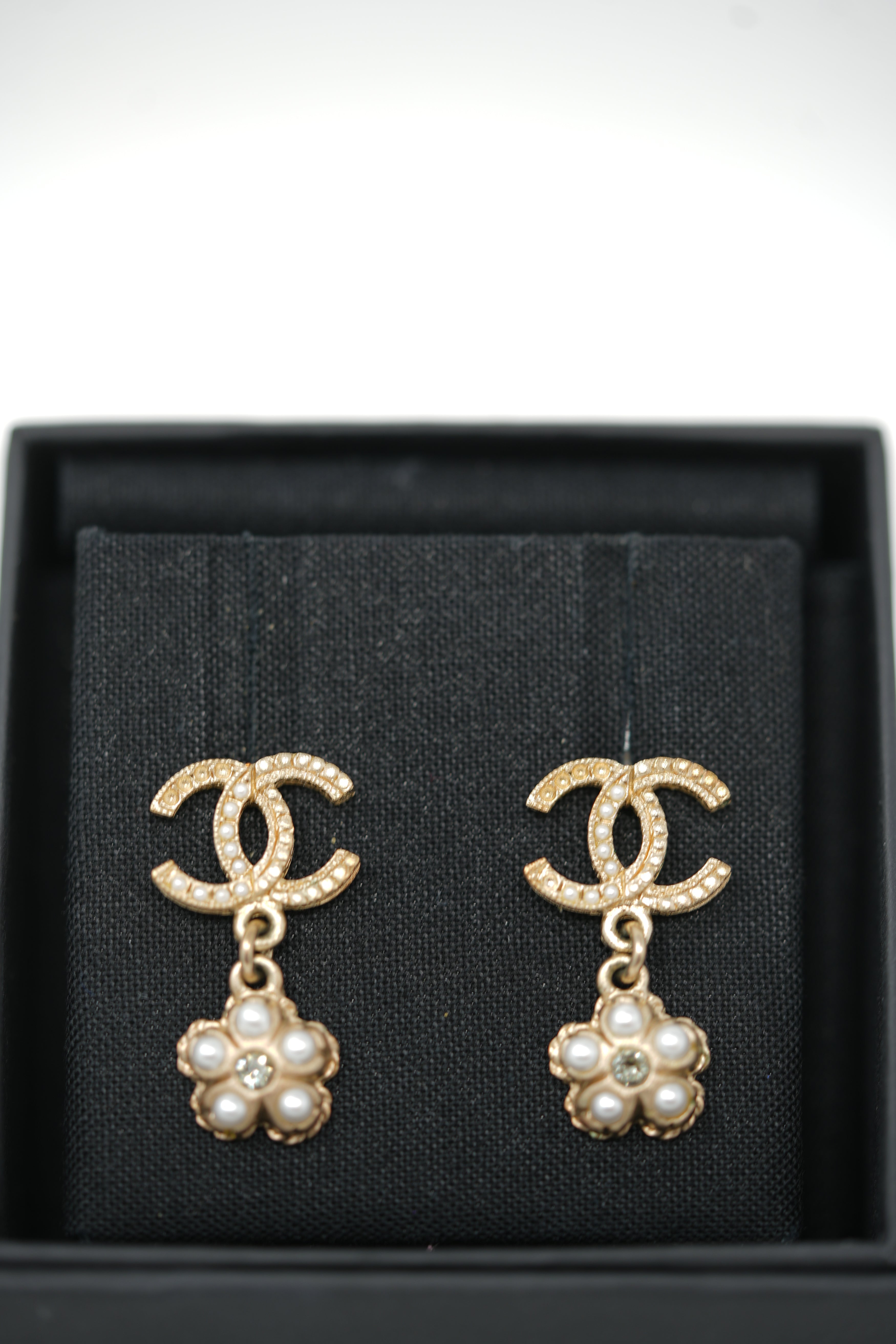 Pre-Owned Chanel 2016 Faux Pearl Earrings