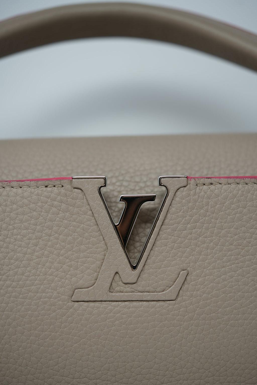 Louis Vuitton 2014 Beige Taurillon Leather Capucines MM Top Handle Bag