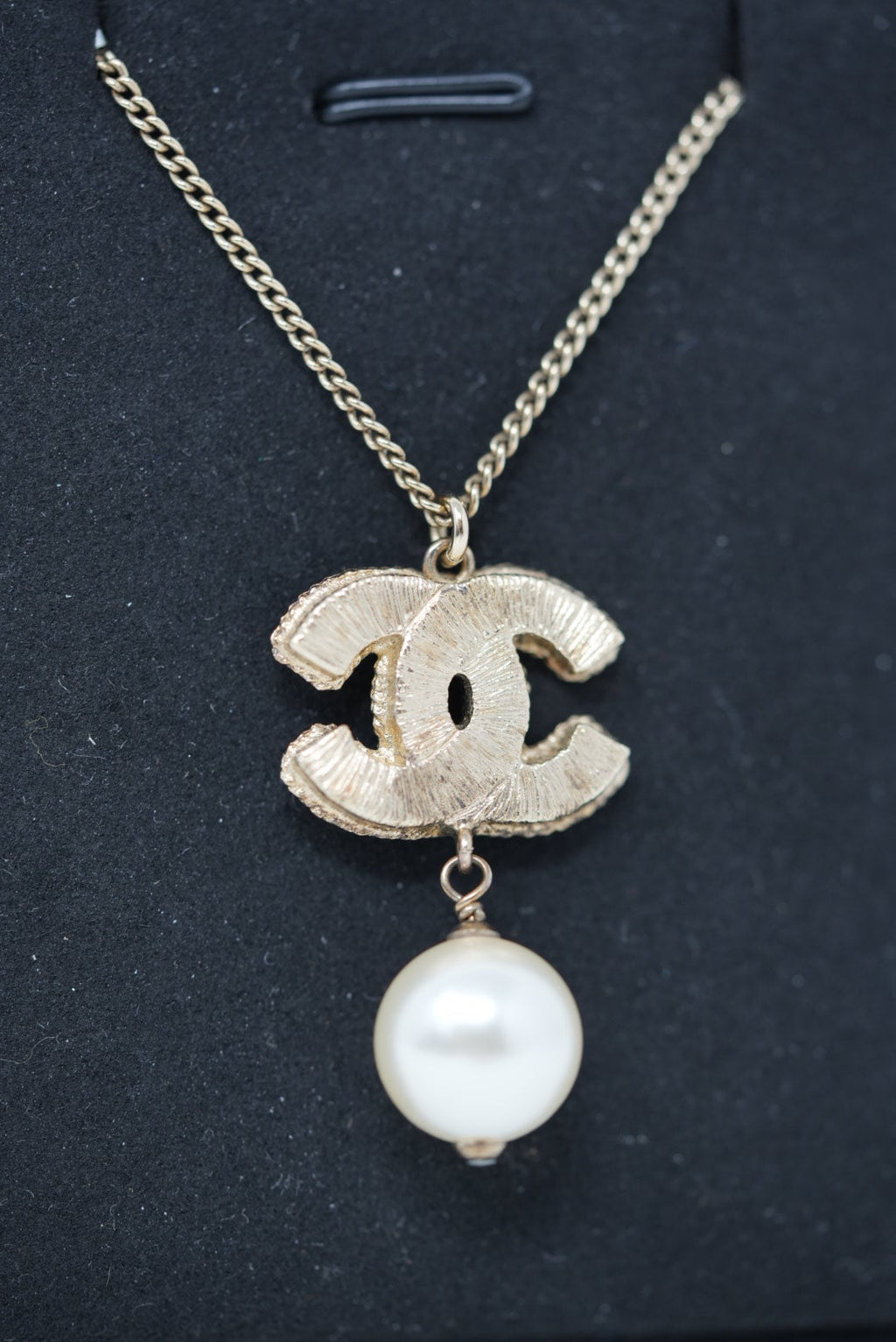 Pre-Owned Chanel 2013 Pink Faux Pearl CC Logo Necklace