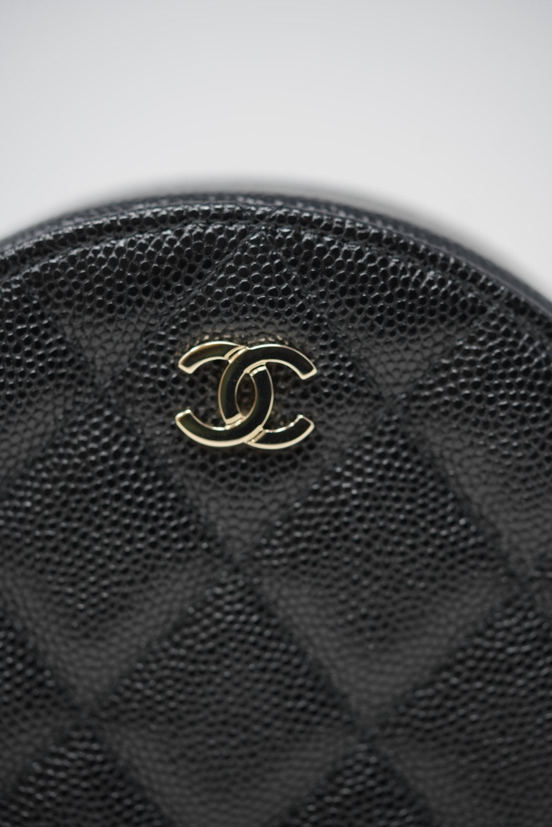 Pre-Owned Chanel 2019 Black Caviar Round Clutch With Chain