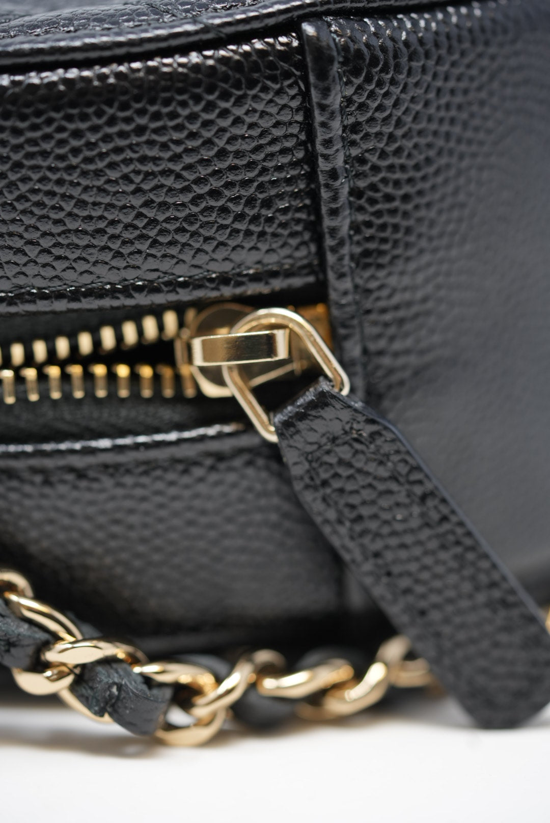 Pre-Owned Chanel 2019 Black Caviar Round Clutch With Chain
