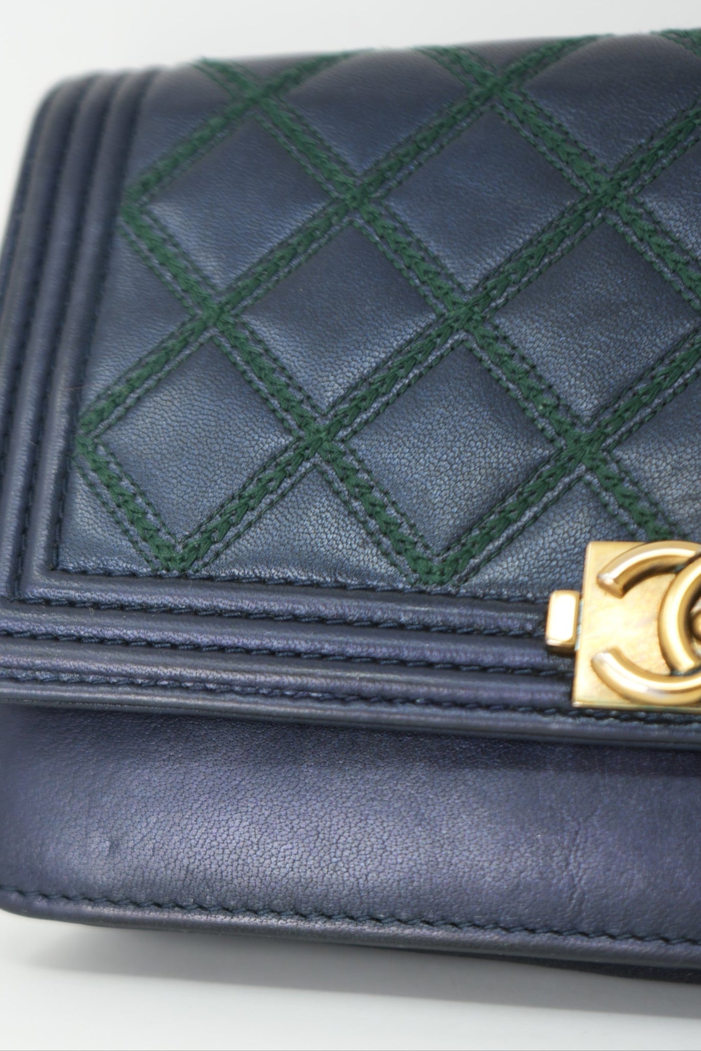 Pre-Owned Chanel 2013-2014 Navy Blue/Green Lambskin Boy Wallet On Chain