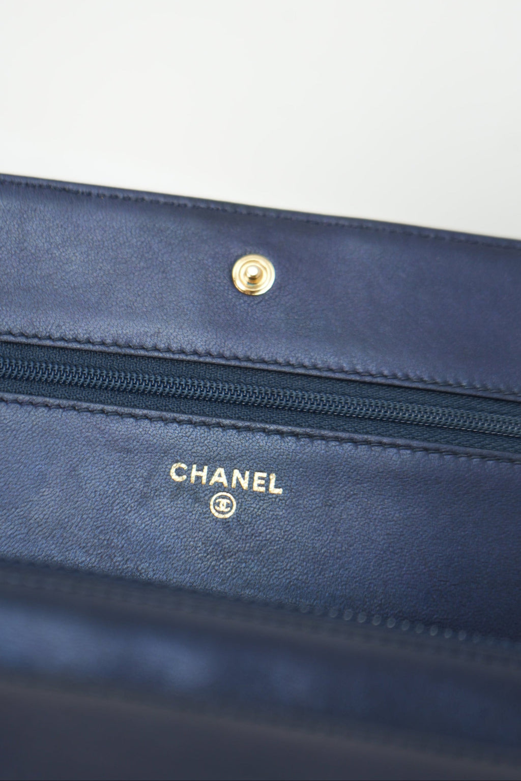 Pre-Owned Chanel 2013-2014 Navy Blue/Green Lambskin Boy Wallet On Chain