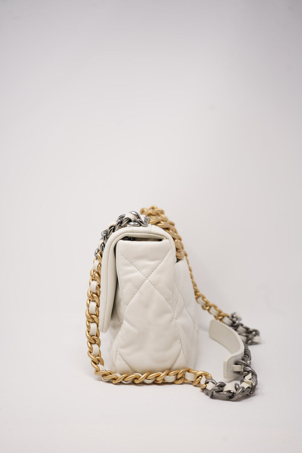 Pre-Owned Chanel white 19 Flap Handbag
