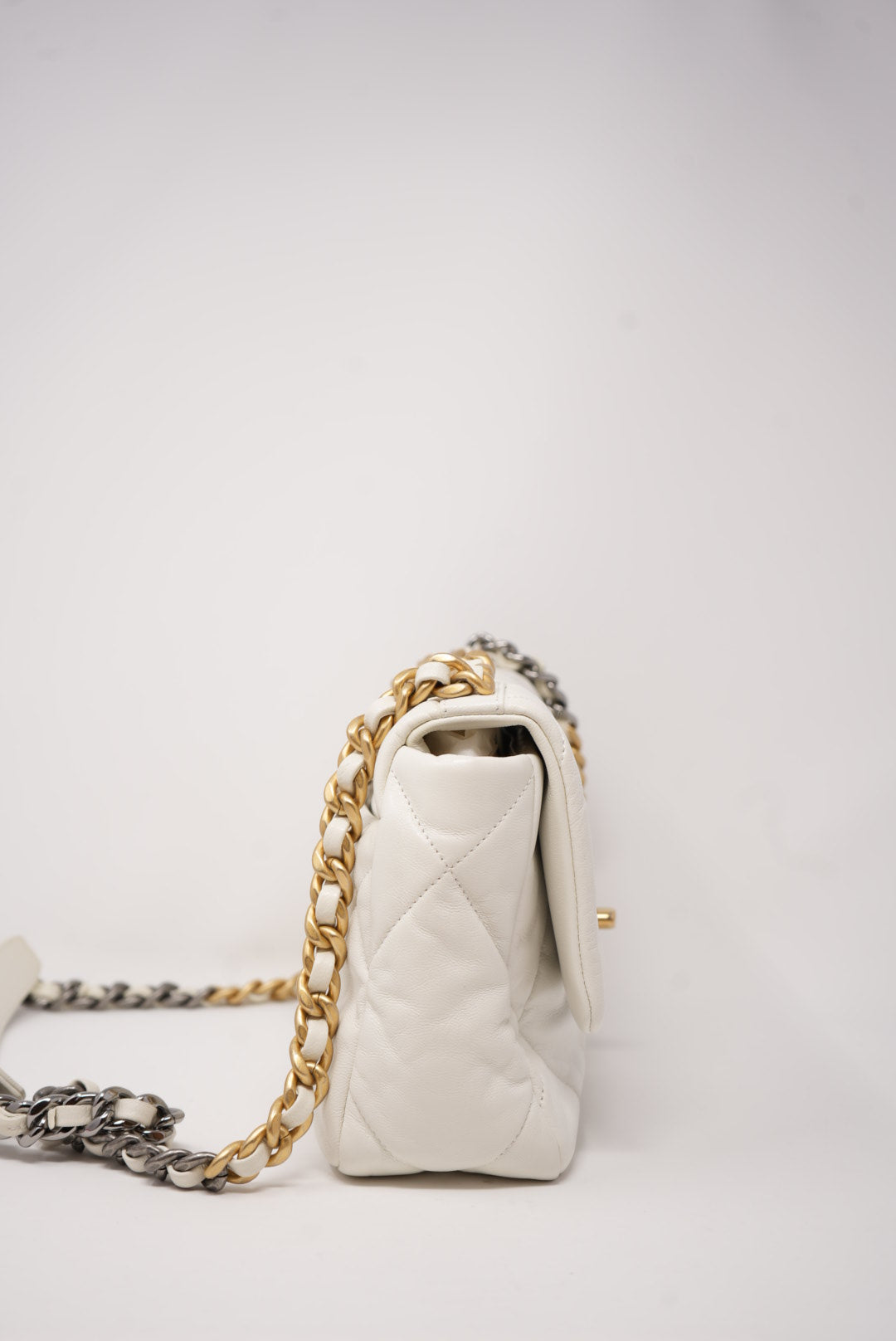 Pre-Owned Chanel white 19 Flap Handbag