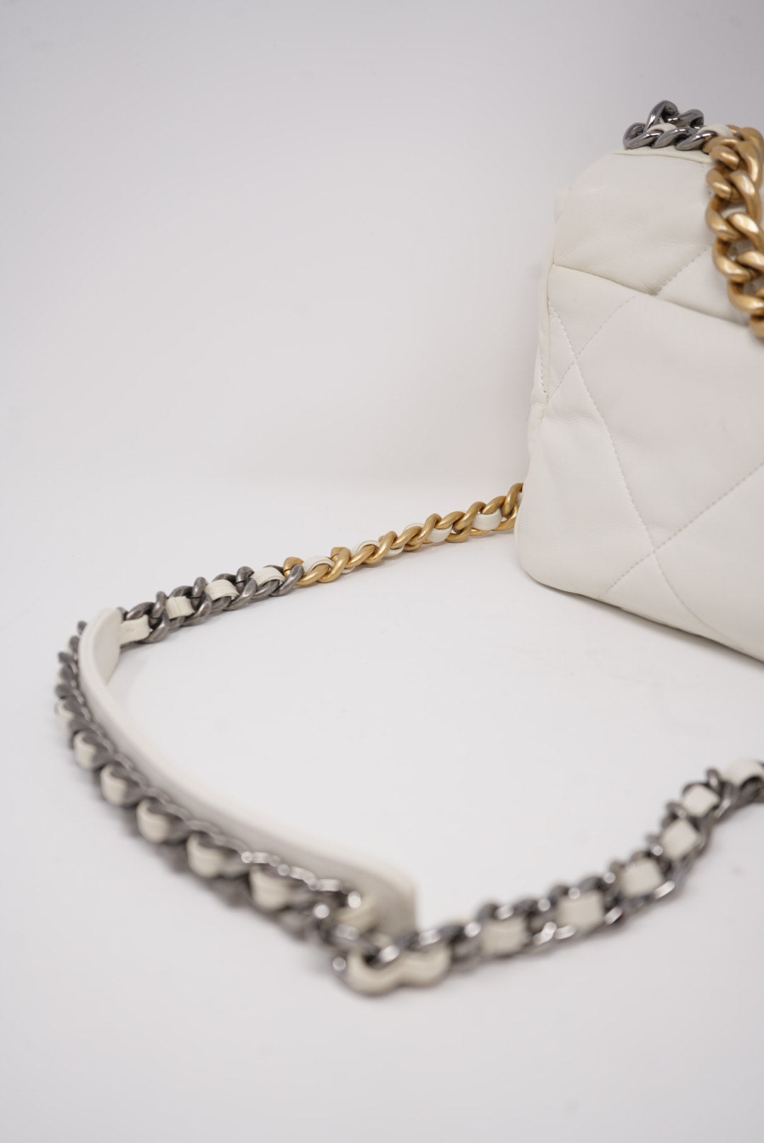 Pre-Owned Chanel white 19 Flap Handbag
