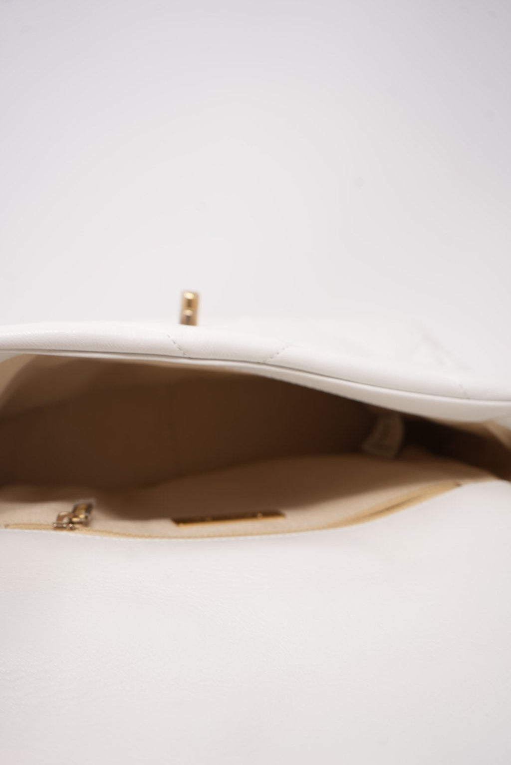 Pre-Owned Chanel white 19 Flap Handbag