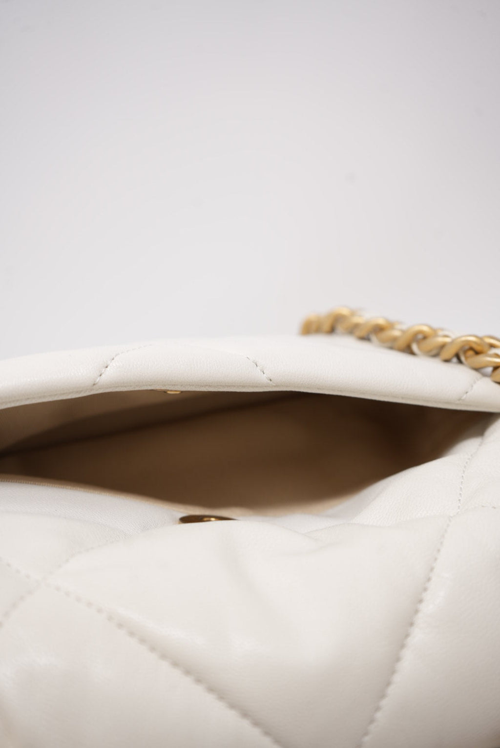 Pre-Owned Chanel white 19 Flap Handbag