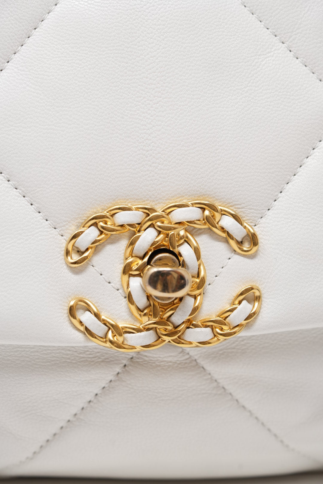 Pre-Owned Chanel white 19 Flap Handbag