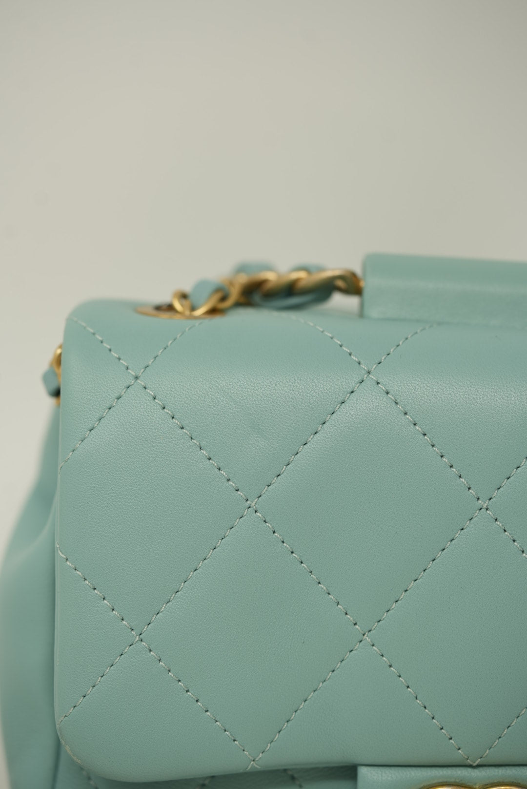 Pre-Owned CHANEL 2019 Blue Lambskin Mini Flap Handle Bag