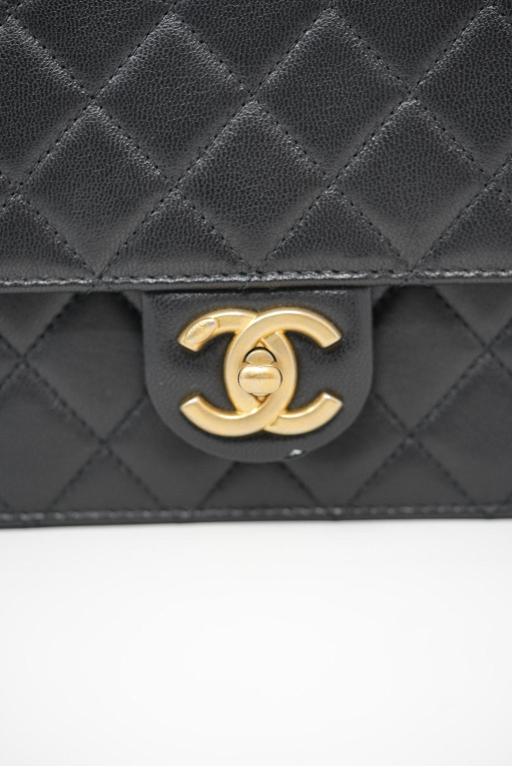 Pre-owned Chanel Lambskin Pearl Wallet On Chain