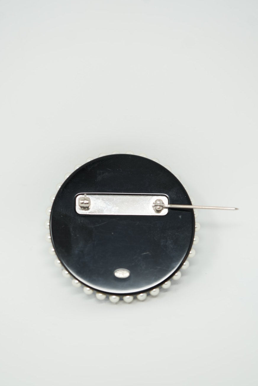 Pre-Owned Chanel 2016 Round Acrylic Brooch