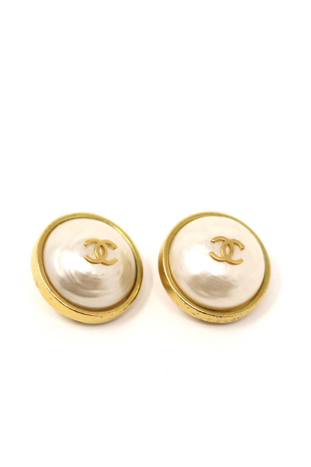 Pre-Owned Chanel Round CC Faux Pearl Earrings Clip-On