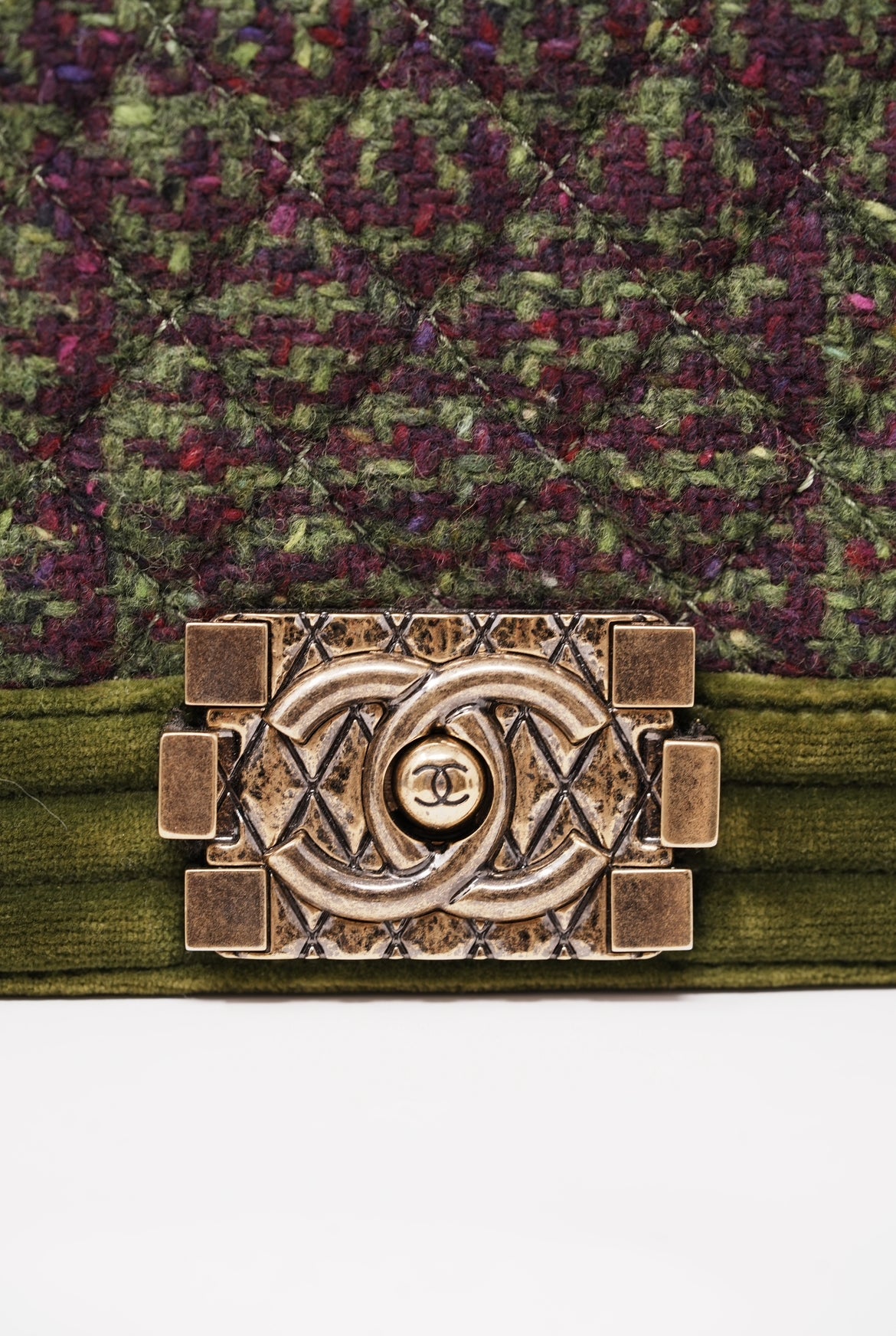 Pre-Owned Chanel Velvet Tweed Medium Boy Flap