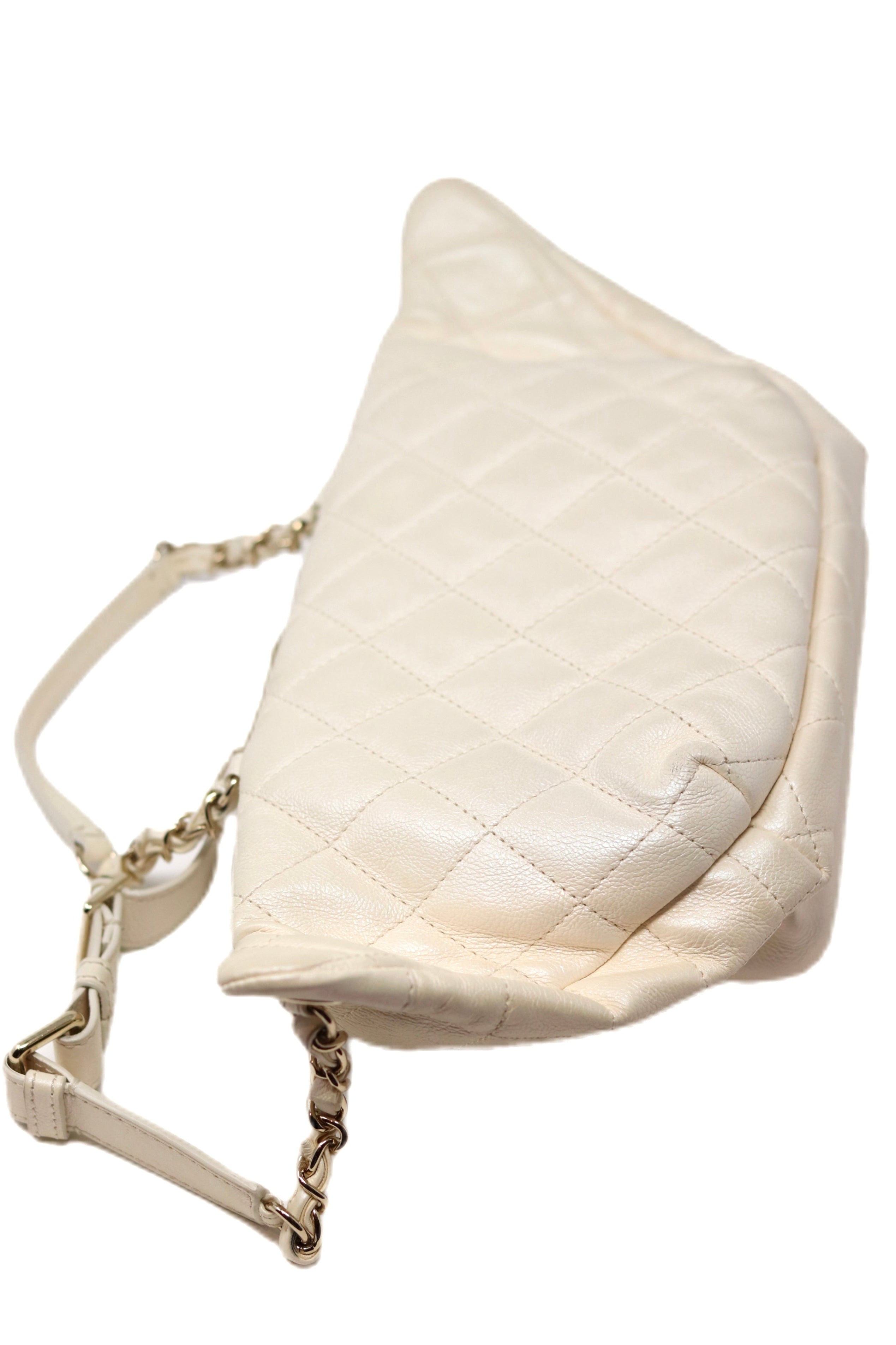 Pre-Owned Chanel 2019 White Caviar Chest Bag