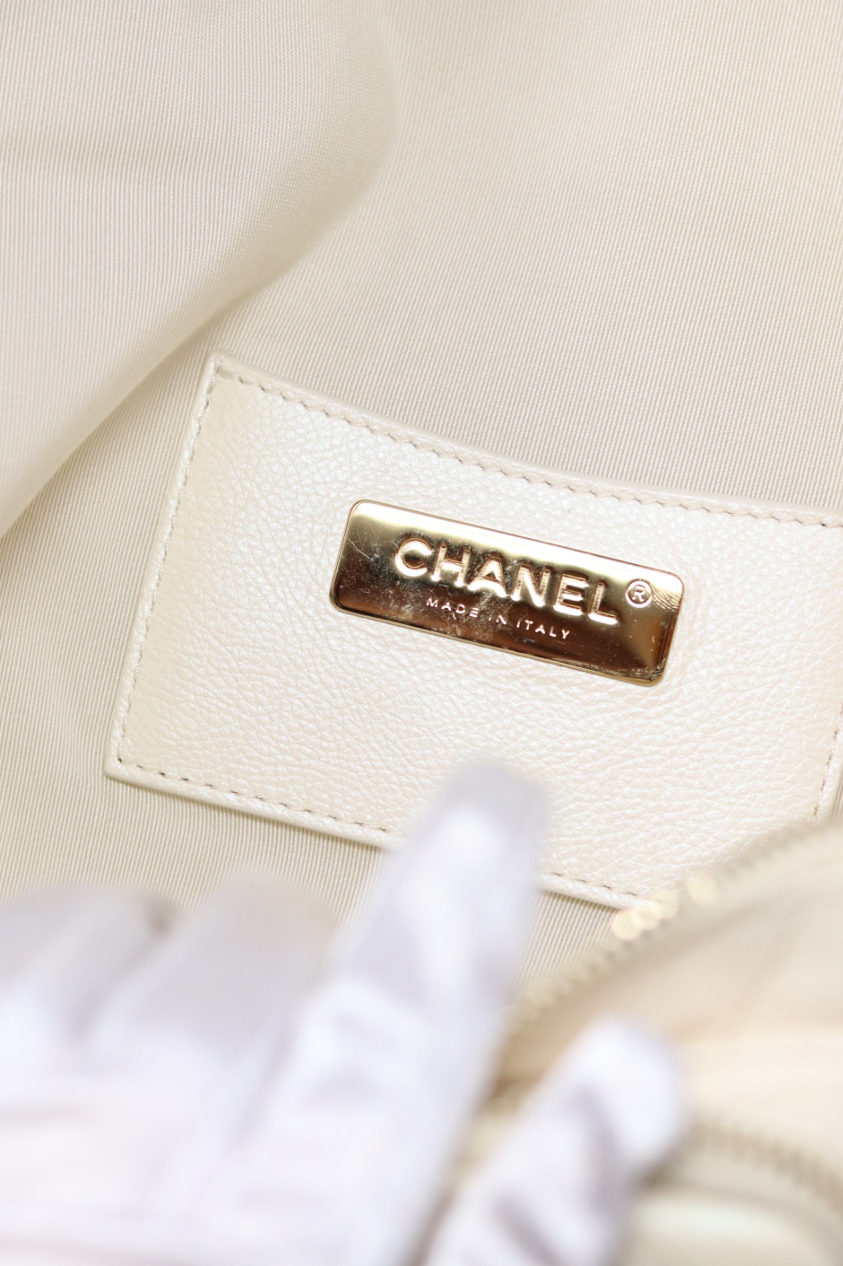 Pre-Owned Chanel 2019 White Caviar Chest Bag