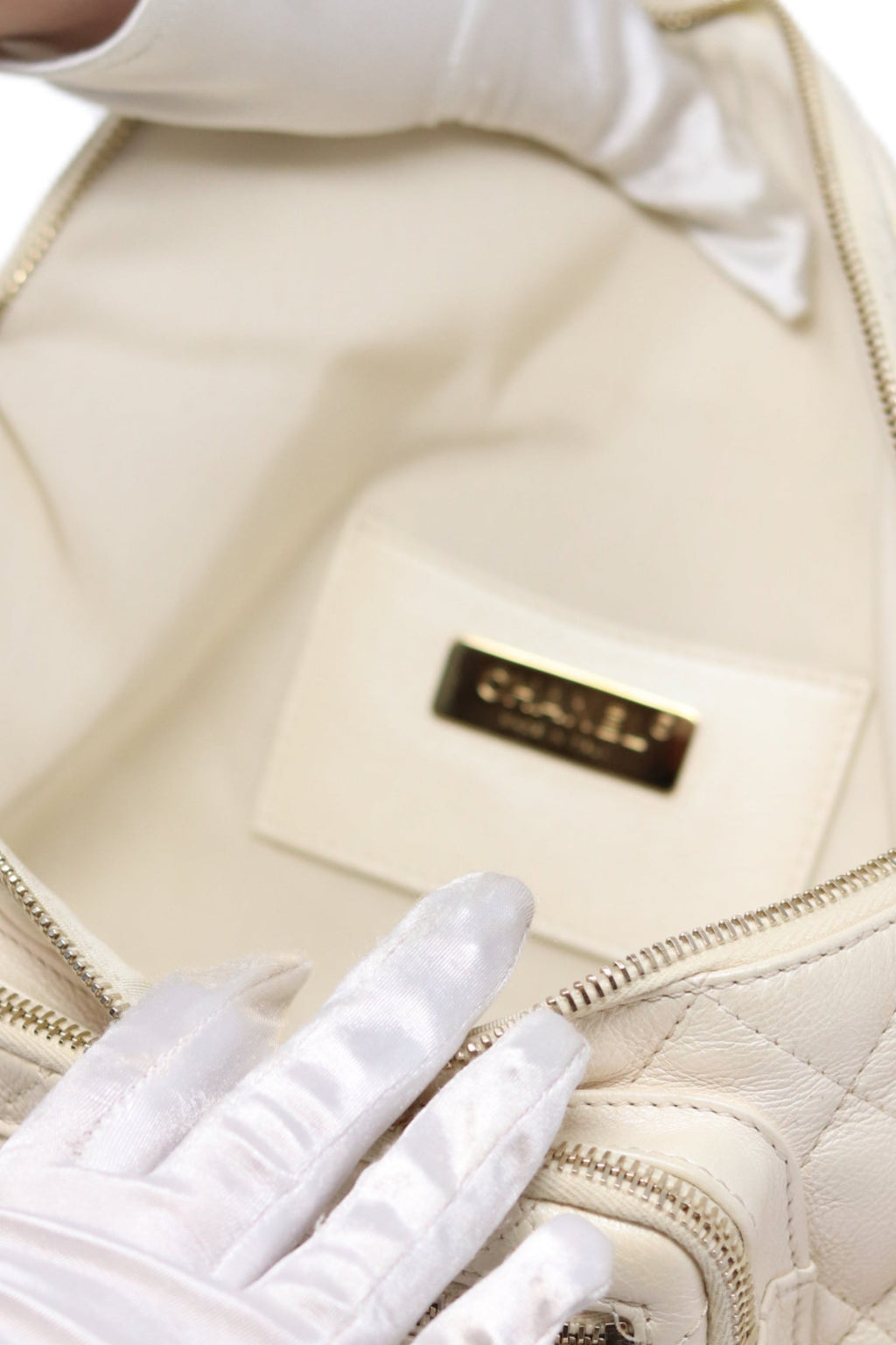 Pre-Owned Chanel 2019 White Caviar Chest Bag