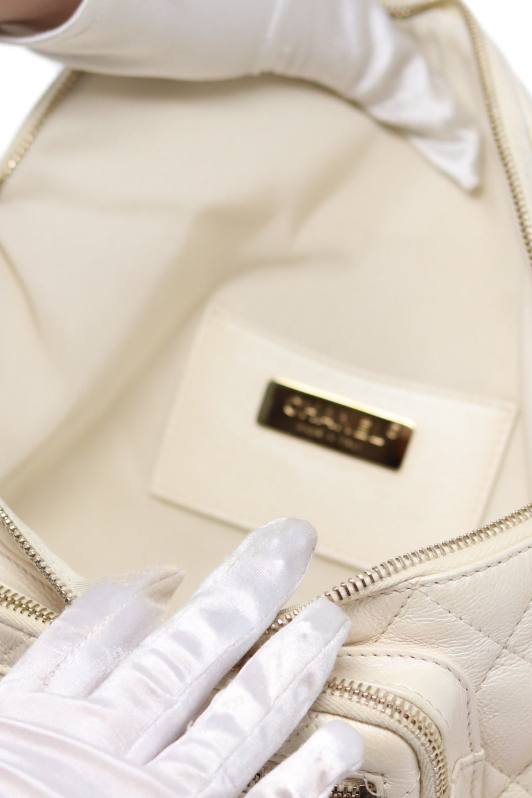 Pre-Owned Chanel 2019 White Caviar Chest Bag